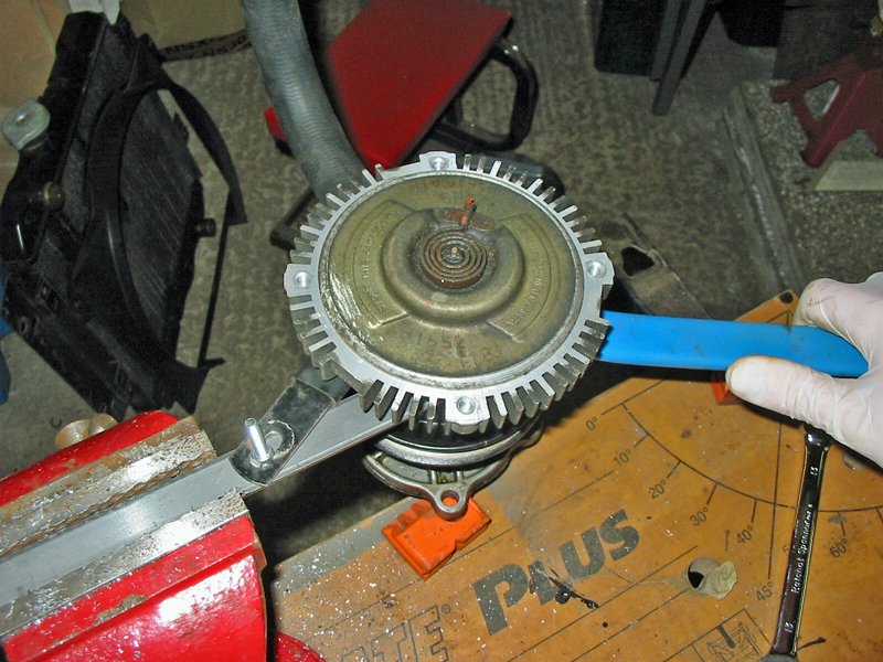 Lock the rotation so you can undo the nut Undoing the seized nut on the viscous fan